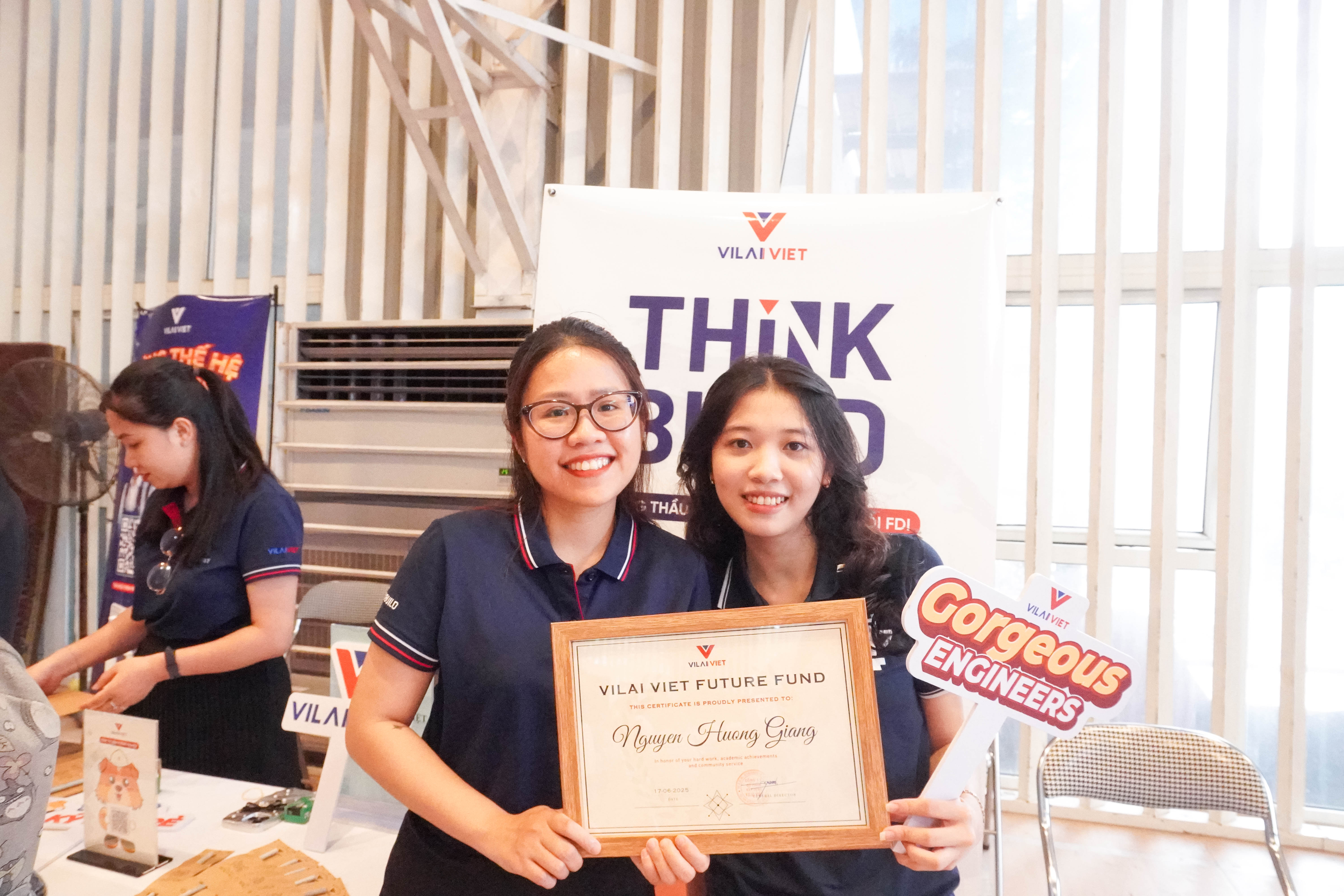 Sinh viên từng thực tập tại Vilai Việt vinh dự được Khoa lựa chọn nhận học bổng.